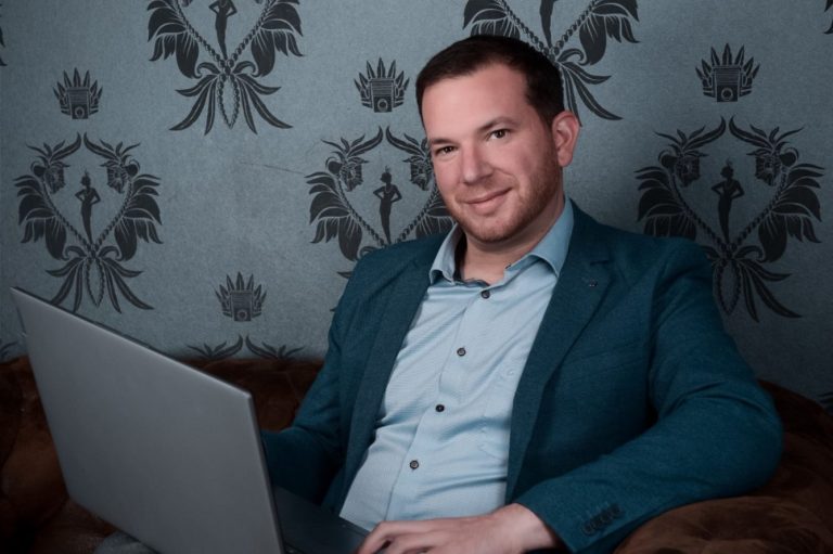 Eine Hand hält einen schwarzen Kompass.