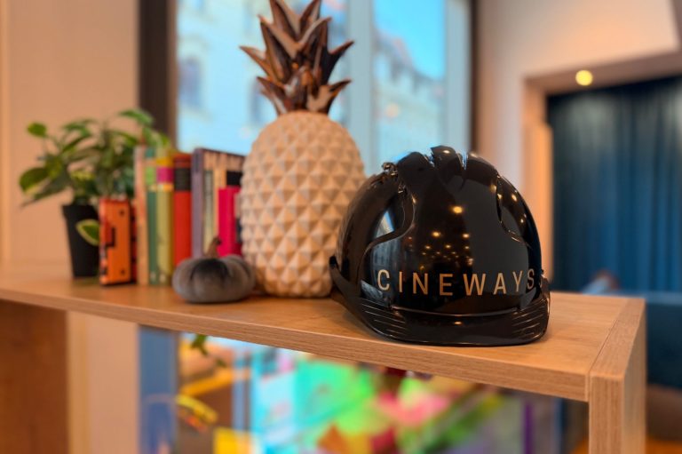 Bunte Notizzettel sind an eine Tafel geheftet.